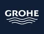Logo til Grohe med hvit tekst og bølgelinjer på mørk blå bakgrunn, en internasjonal leverandør av armaturer og baderomsløsninger.